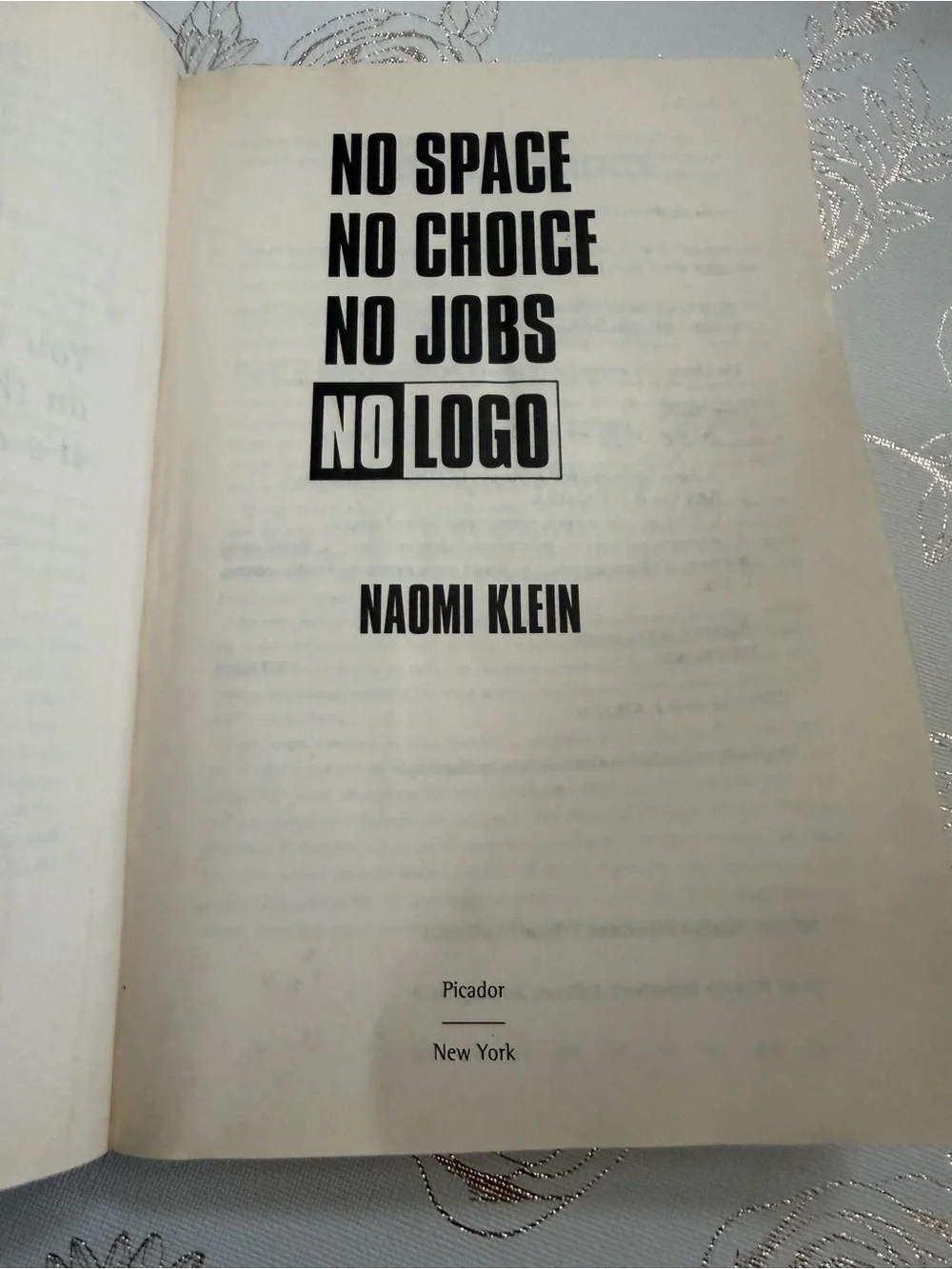 No Logo: 10th Anniversary Edition – Naomi Klein – Paperback